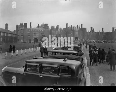 Le dimanche, la foule à Hampton court. Le soleil éclatant a fait sortir un grand nombre de visiteurs au palais de Hampton court où les lits de crocus sont en pleine floraison. La foule de visiteurs du dimanche au palais de Hampton court . . 20 mars 1932 . Banque D'Images