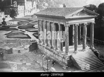 Un grand travail de reconstruction et de démolition révèle les gloires cachées de Rome . Le grand travail de reconstruction entamé sous le régime de Mussolini à Rome , pour fournir du travail , est en voie d'achèvement et il est prévu qu'il sera terminé à temps pour l'anniversaire de la marche de Rome en octobre . De nombreux plaisirs remarquables ont été lancés sur l'histoire romaine par la découverte de trésors cachés jusqu'ici . 2 septembre 1932 Banque D'Images