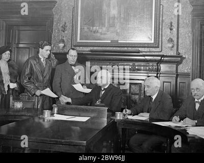 Candidat désigné pour la byélection de South Croydon . Candidat à l'élection partielle de South Croydon , Surrey, remis dans leurs documents au maire de l'hôtel de ville de Croydon . M. Rudolph Messel ( Labour ) avec M. H G Williams ( conservateur ), qui présente leurs nominations au maire M Alder W Peet . 29 janvier 1939 Banque D'Images