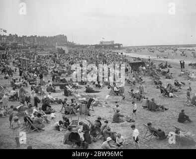 Des foules enratoires à Margate pour les vacances d'août. Une foule énorme a passé les vacances d'août sur les sables à Margate , Kent . La plage bondée de Margate. 31 juillet 1932 Banque D'Images