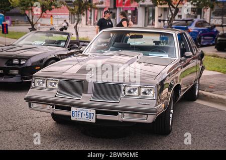 TORONTO, CANADA - 08 18 2018 : 1984 Oldsmobile Cutlass Supreme oldtimer fabriqué par Oldsmobile, une division du constructeur automobile américain General Motors Company Banque D'Images