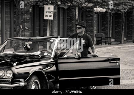 TORONTO, CANADA - 08 18 2018: Propriétaire d'une voiture de l'oldtimer est en train d'entrer dans son Ford Thunderbird 1967 hardtop fabriqué par le constructeur automobile américain Ford Motor Company Banque D'Images