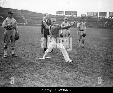 L'université d'Oxford rencontre les Américains de Londres à l'ouverture de la saison de baseball au pont Stamford . L'Université d'Oxford a rencontré les London Americans lors du match d'ouverture de la saison de baseball de Londres , au Stamford Bridge , Londres . Le capitaine Howard de l'ambassade américaine pitching la première balle du jeu d'ouverture . 26 juin 1932 Banque D'Images