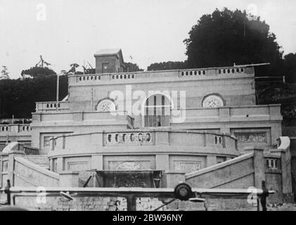 Préparation de la villa d'été du Pape pour la visite à venir. Les préparatifs sont rapidement en cours de préparation pour la prochaine visite du Pape à sa villa d'été à Castelgandolfo . Les jardins sont magnifiquement agendés par une armée de travailleurs, et la villa est en cours de rénovation et de modernisation. Ces photos ont été prises par un photographe déguisé en maçon , avec un appareil photo caché sous ses vêtements , et sont les premières photos faites de l'œuvre . Un des escaliers mommental dans le domaine de la villa. 29 juin 1932 Banque D'Images