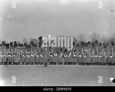 Prince of Wales inspecte son régiment le jour de St Davids à Aldershot . Le Prince de Galles a inspecté les gardes gallois du 1er Bataillon , dont il est colonel en chef à leur caserne à Aldershot le jour de St Davids . Gardes gallois donnant trois acclamations pour le prince après l'inspection . 1er mars 1932 Banque D'Images