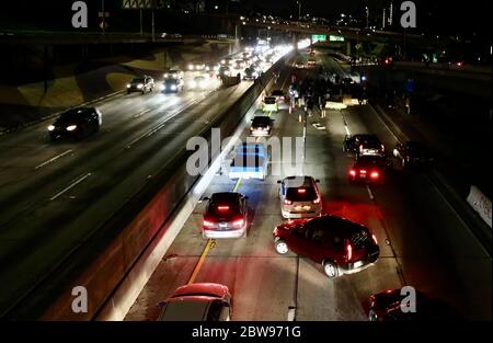 Los Angeles, États-Unis. 30 mai 2020. Des manifestants bloquent une autoroute dans le centre-ville de Los Angeles, aux États-Unis, le 29 mai 2020. Des centaines de personnes ont été arrêtées vendredi soir et début samedi après que les manifestations contre la brutalité policière aient dégénéré dans le centre-ville de Los Angeles. Crédit: Xinhua/Alay Live News Banque D'Images