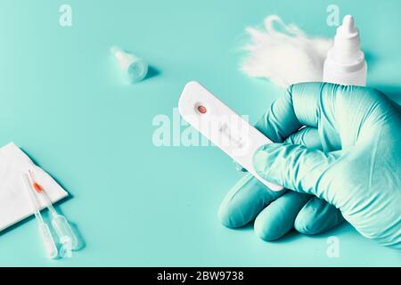 Test rapide d'anticorps COVID-19 pour les anticorps IgM et IgG contre la pneumonie virale du nouveau coronavirus SARS-COV-2 et Covid-19. Le médicament tient le test dans la main Banque D'Images
