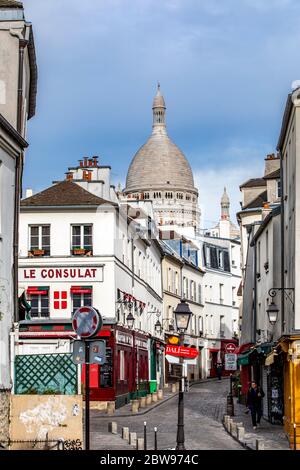 Paris, France - 12 mai 2020 : rue typique de Montmartre à Paris en fin de journée pendant le confinement dû au Covid-19 Banque D'Images