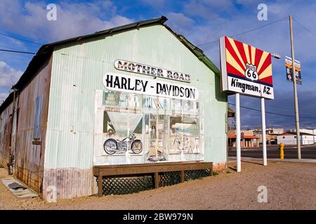 Panneau Harley-Dvidson sur l'ancien bâtiment ferroviaire, Kingman City, historique route 66, Arizona, États-Unis Banque D'Images