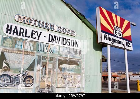 Panneau Harley-Dvidson sur l'ancien bâtiment ferroviaire, Kingman City, historique route 66, Arizona, États-Unis Banque D'Images