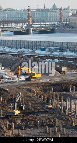 Vue de dessus du chantier avec pieux et ouvriers en béton armé, excavateurs, verticaux. Travailler sur la préparation de la fondation de la construction Banque D'Images