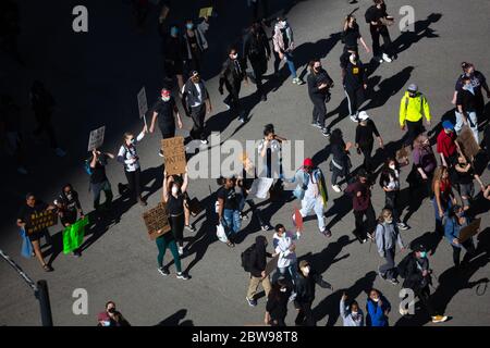 Les personnes protestant pacifiquement contre les Noirs sont importantes dans la rue - Chicago, il Banque D'Images