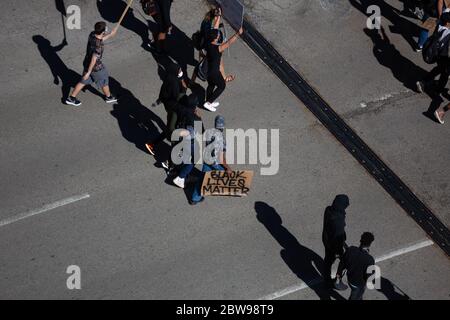 Les personnes protestant pacifiquement contre les Noirs sont importantes dans la rue - Chicago, il Banque D'Images