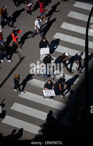 Les personnes protestant pacifiquement contre les Noirs sont importantes dans la rue - Chicago, il Banque D'Images