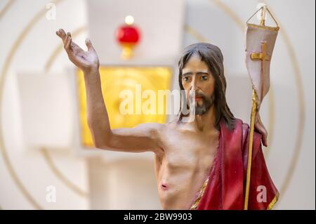 Statue du ressuscité Jésus-Christ. Affiché sur l'autel pendant la saison Pascal. Reine de l'Église catholique familiale de Bratislava, Slovaquie, 2020. Banque D'Images