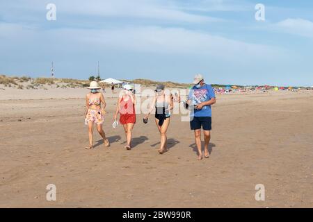 Punta Umbria, Huelva, Espagne - 30 mai 2020: Personnes marchant sur la plage portant des masques de protection ou médicaux pendant l'état d'alarme et de quarantaine Banque D'Images