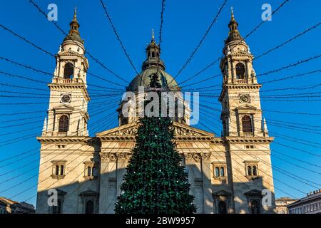 Belle basilique pendant Noël à Budapest Banque D'Images