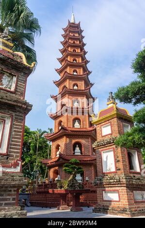 Pagode TRAN Quoc à West Lake, Hanoi, Vietnam Banque D'Images