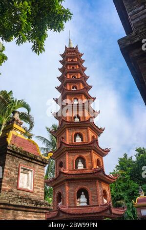 Vue rapprochée de la Pagode Tran Quoc dans West Lake, Hanoi, Vietnam Banque D'Images