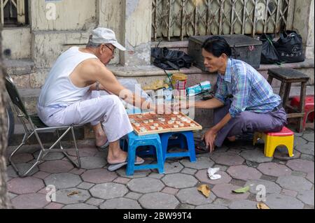 Hanoï, Vietnam - 21 octobre 2019. Scène de rue, deux hommes jouent aux échecs chinois (xiangqi) Banque D'Images