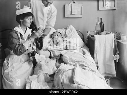 Infirmière en train de dresser un soldat américain blessé à l'hôpital militaire I, Neuilly, France, Lewis Wickes Hine, American National Red Cross Photograph Collection, juin 1918 Banque D'Images