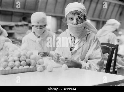 Deux femmes françaises qui fabrident des balles de coton pour le front Parcel dans les salles de travail de la Croix-Rouge américaine pour pansements chirurgicaux, rue Saint-Didier, Paris, France, Lewis Wickes Hine, American National Red Cross Photosicape Collection, août 1918 Banque D'Images