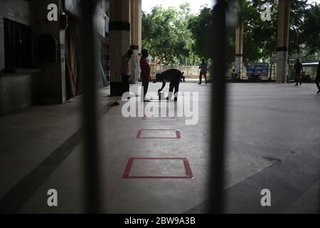 Dhaka, Bangladesh. 29 mai 2020. Les travailleurs donnent des marques de distanciation sociale au guichet de la gare de Kamalapur à Dhaka, alors que le gouvernement a décidé d'ouvrir tous les types de transports publics dans une certaine mesure du 31 mai 2020 au 15 juin 2020. (Photo de M. Rakibul Hasan/Pacific Press) crédit: Pacific Press Agency/Alay Live News Banque D'Images