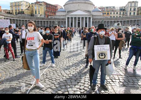 Naples, Italie. 30 mai 2020. Dans la place Plebiscito a eu lieu l'événement "l'invisible dans la place" avec la participation d'artistes et de techniciens du monde du théâtre Campanie, Cinéma et toutes les formes d'art et de culture aujourd'hui entreprise dès le début de l'urgence Covid-19 et sans aucune forme d'aide financière du Gouvernement italien.événement organisé par la Fédération des sociétés de divertissement Italie avec des rendez-vous dans d'autres villes italiennes. (Photo de Pasquale Senatore/Pacific Press) crédit: Pacific Press Agency/Alay Live News Banque D'Images