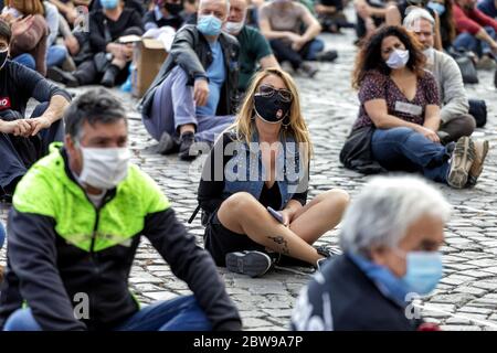 Sur la Piazza Plebiscito à Naples et dans plusieurs villes d'Italie, elle a été organisée par Feda (Fédération des sociétés de représentation italienne). La phase 2 a commencé mais pour le spectacle, au-delà de la réouverture confirmée des théâtres et des cinémas le 15 juin prochain, il n'y a pas de perspectives de rose à l'horizon. Feda, association nationale d'employeurs créée pour la protection des intérêts sociaux et économiques des entreprises opérant dans le domaine du spectacle, ainsi que des travailleurs et travailleuses du divertissement et de la culture italienne; réunie dans une coordination nationale de la réalité, des hommes collectifs et autonomes indépendants Banque D'Images