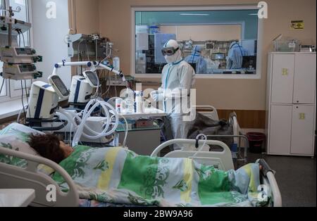 Tver, Russie. 30 mai 2020. Un travailleur médical portant un équipement de protection individuelle (EPI) prend en charge les patients atteints de COVID-19 à l'hôpital clinique régional de Tver, à Tver, en Russie, le 30 mai 2020. La Russie a confirmé 8,952 nouveaux cas de COVID-19 au cours des 24 dernières heures, portant son nombre total d'infections à 396,575, a déclaré son centre de réponse au coronavirus samedi dans une déclaration. Credit: Spoutnik/Xinhua/Alay Live News Banque D'Images