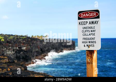 Le parc national des volcans d'Hawaï a affiché un panneau sur le bord des falaises avertissant les visiteurs de se tenir loin du bord de la falaise. Nouvelles falaises de lave formées par Mauna Ulu fl Banque D'Images