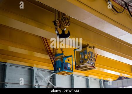 Grue industrielle de type pont à l'intérieur d'une usine ou d'une centrale électrique. Banque D'Images