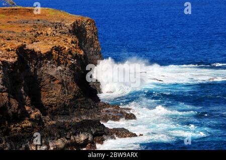 Sur la Grande île d'Hawaï, le canal d'Alenuihaha, les vents et les vagues ravagent les falaises qui continuent à s'éroder. Banque D'Images