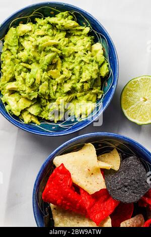 Le guacamole avec des croustilles Banque D'Images