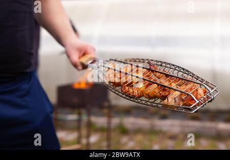 Homme cuisant de la viande sur le barbecue. L'été s'amuser. Banque D'Images