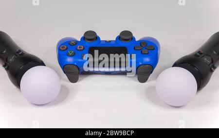 Special Edition Blue PlayStation 4 DualShock 4 manette sans fil avec 2 manettes de détection de mouvements Banque D'Images