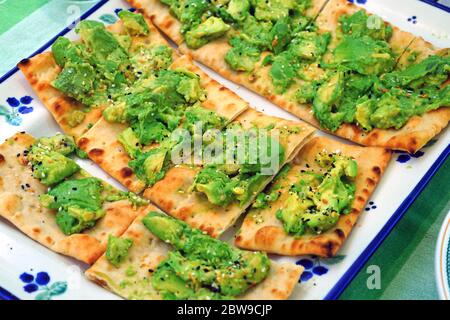 Pain plat avocat toast avec tout sauf l'assaisonnement Bagel sur le dessus Banque D'Images