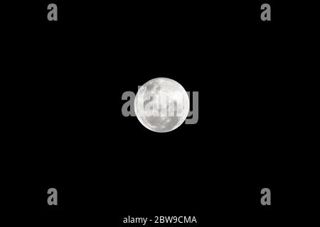 Magnifique photo panoramique d'une pleine lune dans un ciel nocturne Banque D'Images