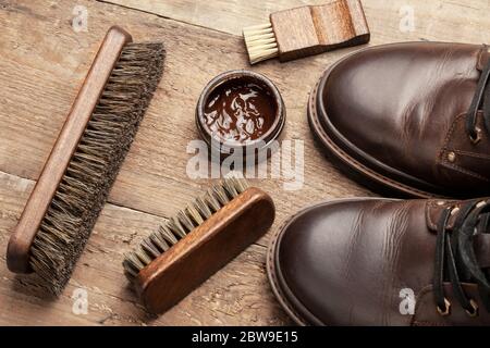Cirage de chaussures. Brosses pour le nettoyage et le polissage des chaussures. Brosse à crème et bottes. Banque D'Images