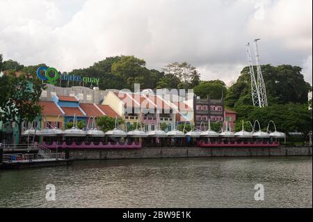 28.05.2020, Singapour, République de Singapour, Asie - bâtiments le long de la rive du fleuve Singapour dans le quartier populaire de la vie nocturne à Clarke Quay. Banque D'Images