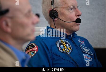 Cape Canaveral, États-Unis d'Amérique. 30 mai 2020. Pat Forrester, chef du bureau de l'astronaute de la NASA, surveille le lancement d'une fusée SpaceX Falcon 9 transportant le vaisseau spatial Crew Dragon depuis le contrôle de la mission au Kennedy Space Center le 30 mai 2020, Cape Canaveral, en Floride. L'engin spatial a transporté les astronautes Douglas Hurley et Robert Behnken en orbite sur leur route vers la Station spatiale internationale. Crédit: Joel Kowsky/NASA/Alay Live News Banque D'Images