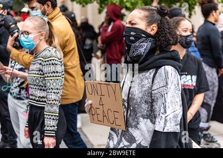 Des milliers de personnes défilent dans le centre-ville de Toronto pour demander justice après la mort de Regis Korchinski-paquet, une jeune femme noire tombée de son balcon. Banque D'Images