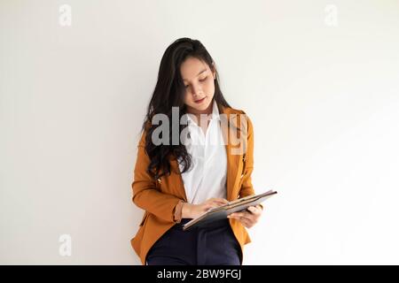 Portrait d'une femme d'affaires asiatique attrayante travaillant à partir de rapports financiers de documents Banque D'Images