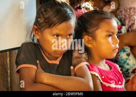 Deux jeunes filles Riberenos s'assoient dans le Village Schoolhouse avec un regard de défi ennui dans l'Amazonie péruvienne Banque D'Images