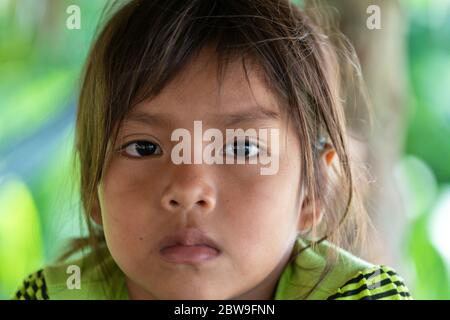 Jeune enfant Riberenos dans l'Amazonie péruvienne Banque D'Images