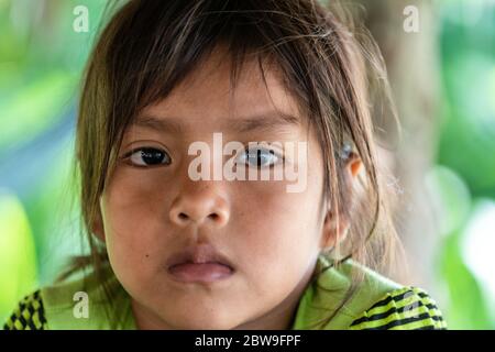 Jeune enfant Riberenos dans l'Amazonie péruvienne Banque D'Images