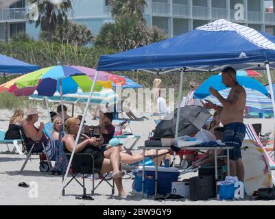 Cocoa Beach, États-Unis. 30 mai 2020. Les gens participent aux activités de plage sur Cocoa Beach avant le lancement de SpaceX Demo-2 Falcon 9, Crew Dragon avec les astronautes de la NASA Bob Behnken et Doug Hurley à bord du Kennedy Space Center le samedi 30 mai 2020. Photo de Gary I Rothstein/UPI crédit: UPI/Alay Live News Banque D'Images