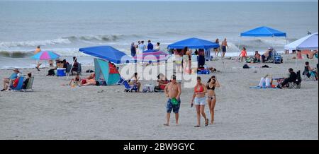 Cocoa Beach, États-Unis. 30 mai 2020. Les gens participent aux activités de plage sur Cocoa Beach avant le lancement de SpaceX Demo-2 Falcon 9, Crew Dragon avec les astronautes de la NASA Bob Behnken et Doug Hurley à bord du Kennedy Space Center le samedi 30 mai 2020. Photo de Gary I Rothstein/UPI crédit: UPI/Alay Live News Banque D'Images