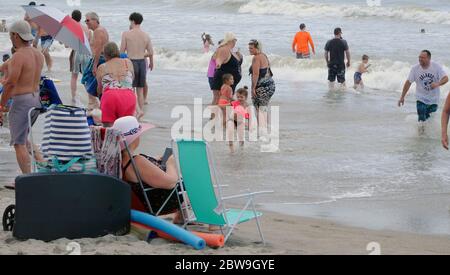 Cocoa Beach, États-Unis. 30 mai 2020. Les gens participent aux activités de plage sur Cocoa Beach avant le lancement de SpaceX Demo-2 Falcon 9, Crew Dragon avec les astronautes de la NASA Bob Behnken et Doug Hurley à bord du Kennedy Space Center le samedi 30 mai 2020. Photo de Gary I Rothstein/UPI crédit: UPI/Alay Live News Banque D'Images