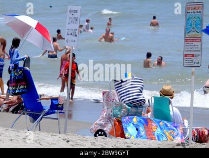 Cocoa Beach, États-Unis. 30 mai 2020. Les gens participent aux activités de plage sur Cocoa Beach avant le lancement de SpaceX Demo-2 Falcon 9, Crew Dragon avec les astronautes de la NASA Bob Behnken et Doug Hurley à bord du Kennedy Space Center le samedi 30 mai 2020. Photo de Gary I Rothstein/UPI crédit: UPI/Alay Live News Banque D'Images